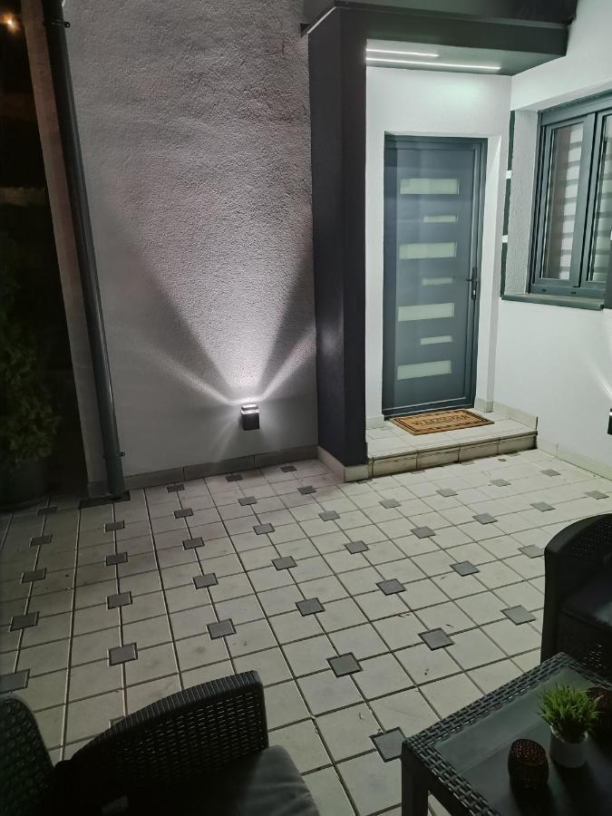 Rubikon Free Parking Apartmani Dusanovac ภายนอก รูปภาพ